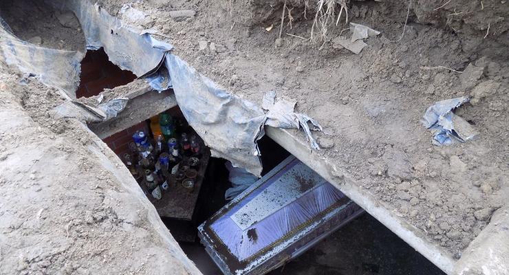 На кладбище в Шабо вандалы залезли в склеп и устроили пьянку