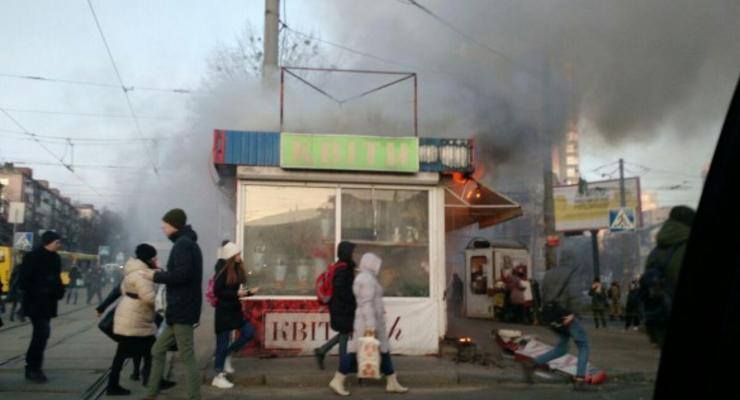 В Киеве возле метро Лукьяновская загорелся киоск
