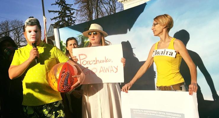 Чемодан-вокзал-Мальдивы: в Киеве провели акцию против Порошенко
