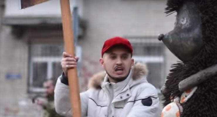 В Киеве радикалы С14 разрушили Поклонный крест