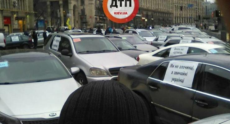 Владельцы авто на еврономерах вышли на протест в центре столицы