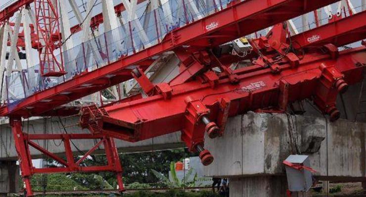 В Индонезии рухнувший строительный кран убил четырех рабочих