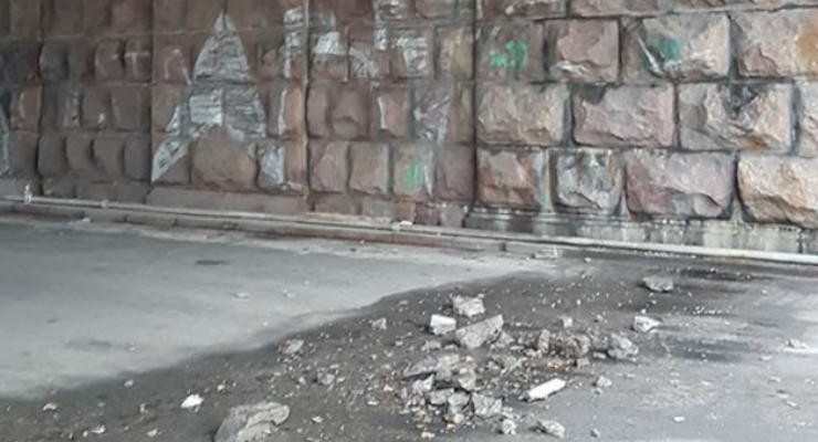 Падение бетона с Воздухофлотского моста объяснили реконструкцией