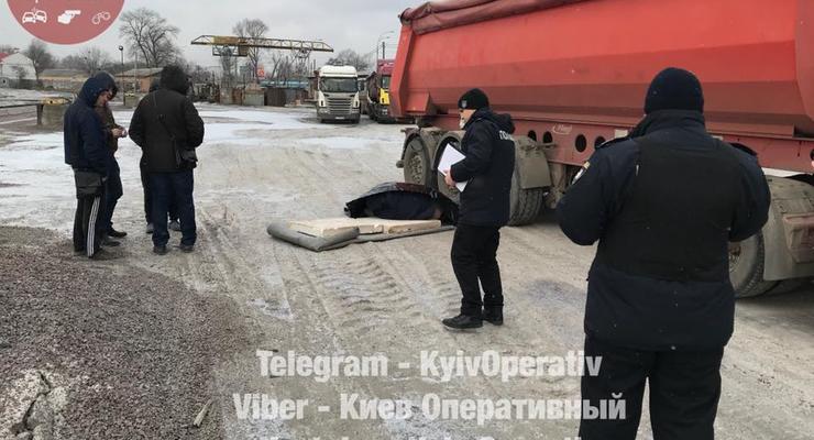 В Киеве мужчина умер во время попытки починить авто
