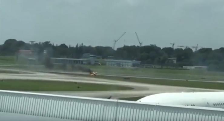 На авиашоу в Сингапуре загорелся самолет