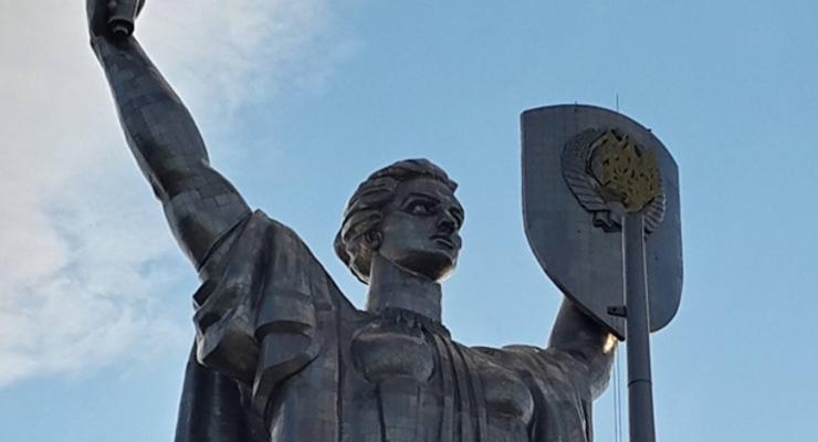 В Киеве со щита Родины-матери хотят снять герб СССР