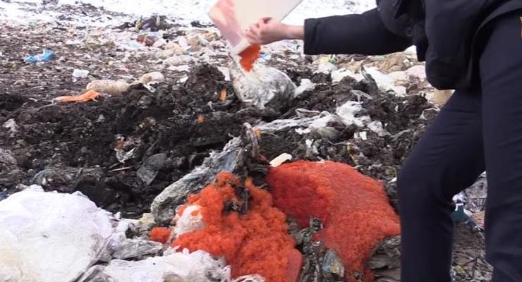 Сепаратисты раздавили бульдозером 85 кг красной икры
