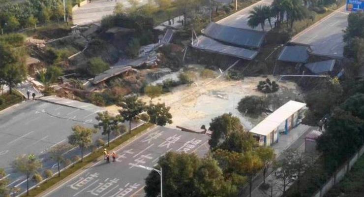 В Китае из-за обрушения дороги погибли восемь человек