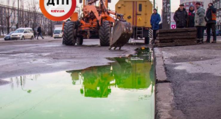 Улицы в зеленой воде: на Левом берегу прорвало теплосеть