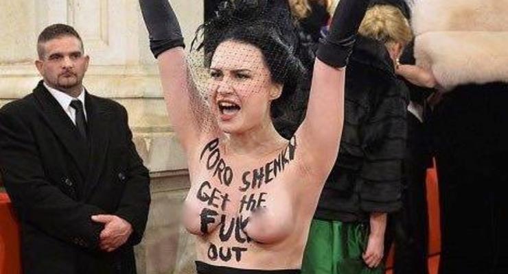 Femen оголилась против Порошенко на красной дорожке Венского бала