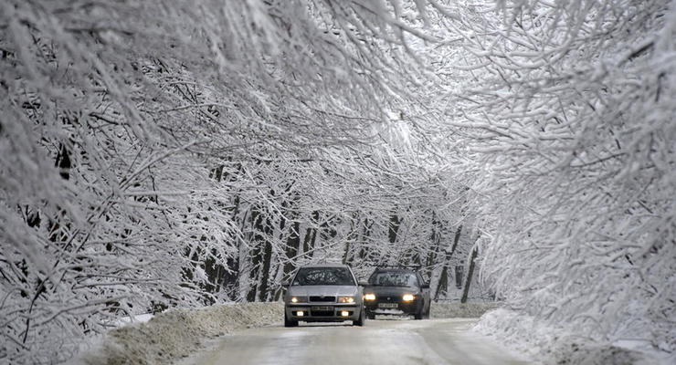 Снегопады в Украине: дороги перекрыли в двух областях