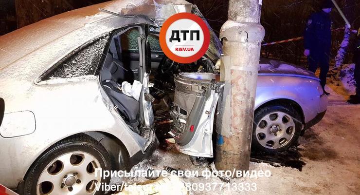 В Киеве Audi влетела в столб, два человека в реанимации