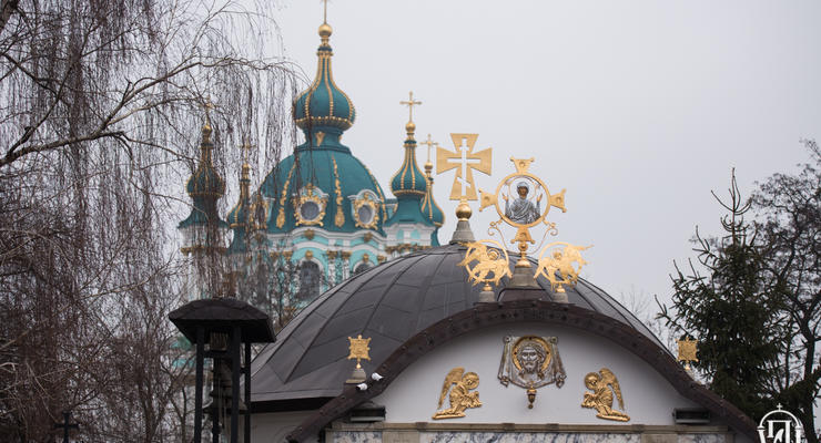 В Киевсовете решили снести МАФ возле руин Десятинной церкви