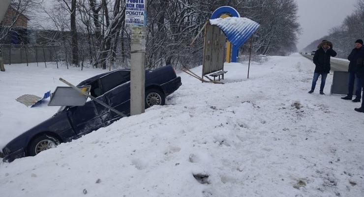 Под Львовом автомобиль протаранил остановку общественного транспорта