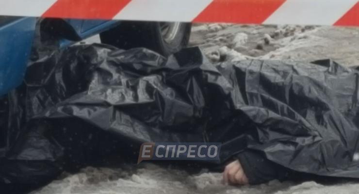В Киеве мужчину убили прямо на остановке из-за сделанного замечания