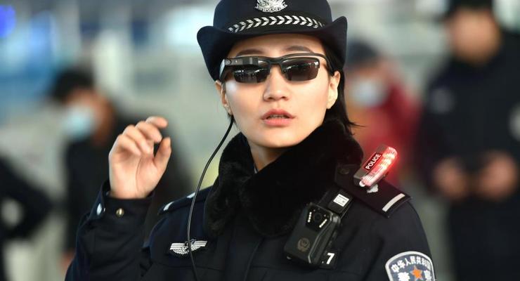 Будущее уже здесь: как в Китае смарт-очки распознают преступников и "неугодных"