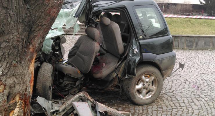 В Ужгороде авто врезалось в дерево, погибли иностранцы