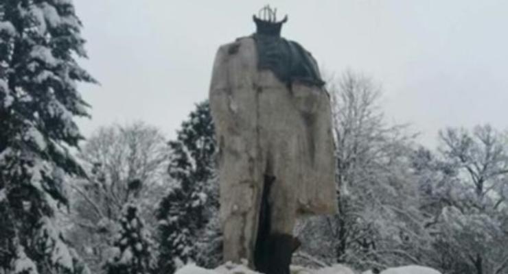 Задержаны вандалы, отбившие голову памятнику Шевченко