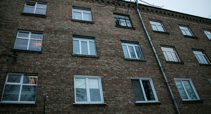 На Нивках в Киеве пенсионерка выпала из окна и погибла