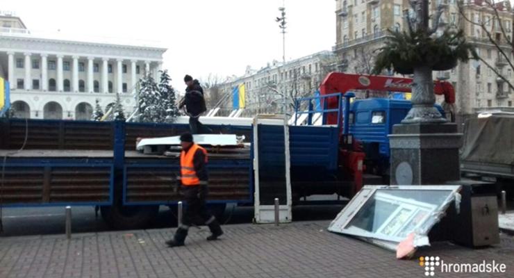 На Майдане сносят МАФы: переходы частично закрыты