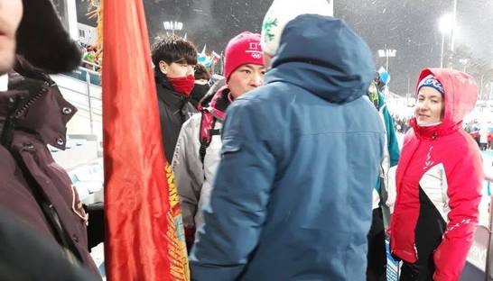 У российских болельщиков на Олимпиаде забрали флаг с Лениным