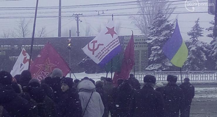 На митинге в Мариуполе подняли флаг с серпом и молотом