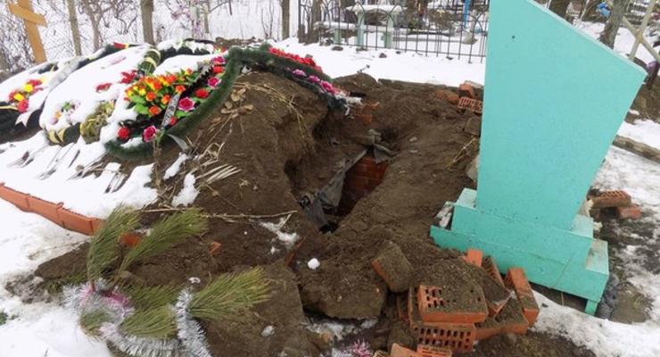 На кладбище в Шабо орудуют вандалы: из гробов крадут золото