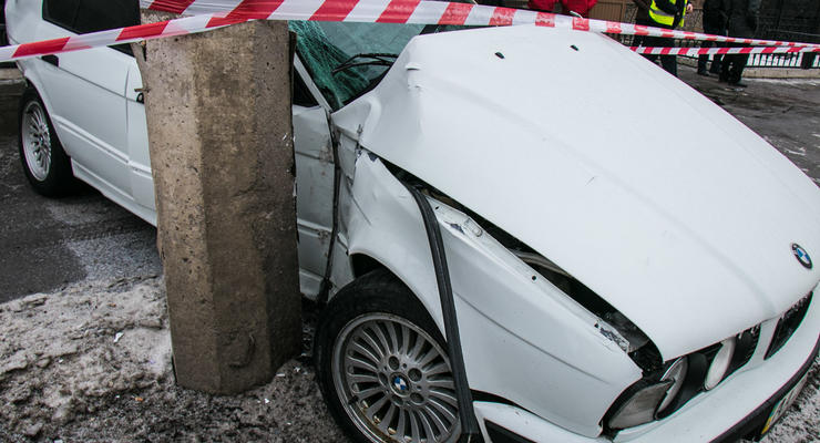 В Киеве BMW насмерть сбил женщину на тротуаре