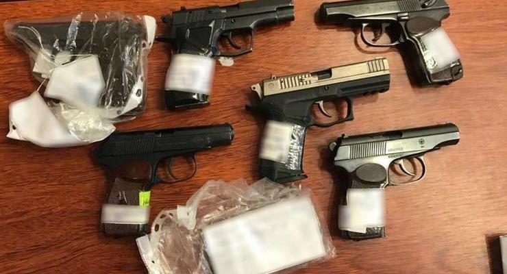 В Одессе полицейский продал десять пистолетов