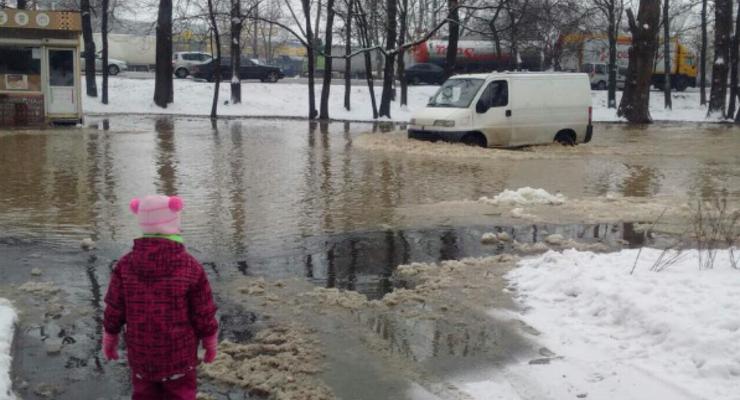 "Сегодня только вплавь": в Киеве затопило Голосеево