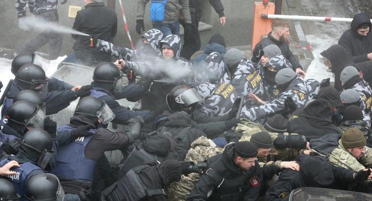 Нацдружины против полиции: в Киеве подстрелили силовика