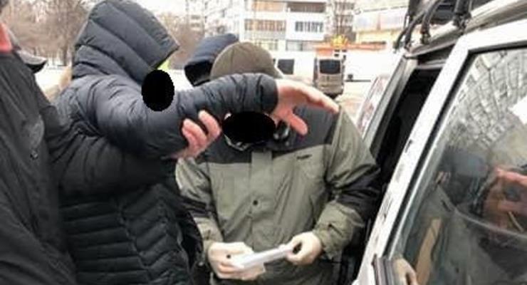 В Запорожье полицейского задержали во время получения взятки