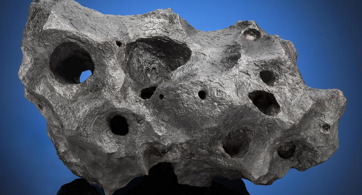 В США на аукционе продали метеорит, который упал на Землю 50 тысяч лет назад