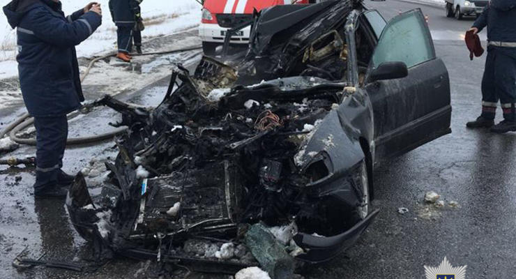 Под Харьковом Audi на скорости въехала в фуру: 4 погибших