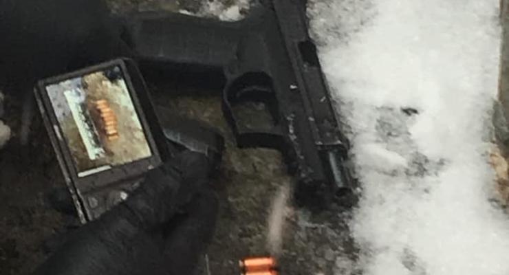 Полицейского в Киеве ранили из наградного пистолета