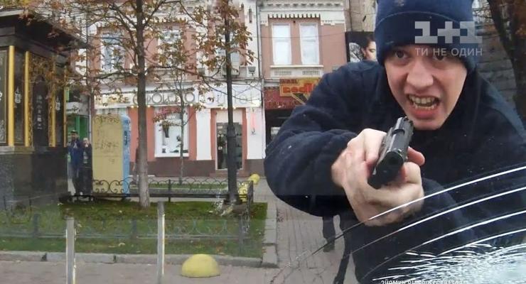 В Киеве патрульный сломал руку женщине и разбил пистолетом машину - СМИ