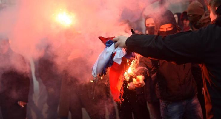 В Киеве националисты напали на российский центр и сожгли триколор