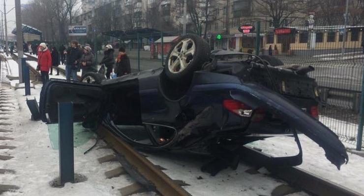 В Киеве из-за ДТП остановился скоростной трамвай