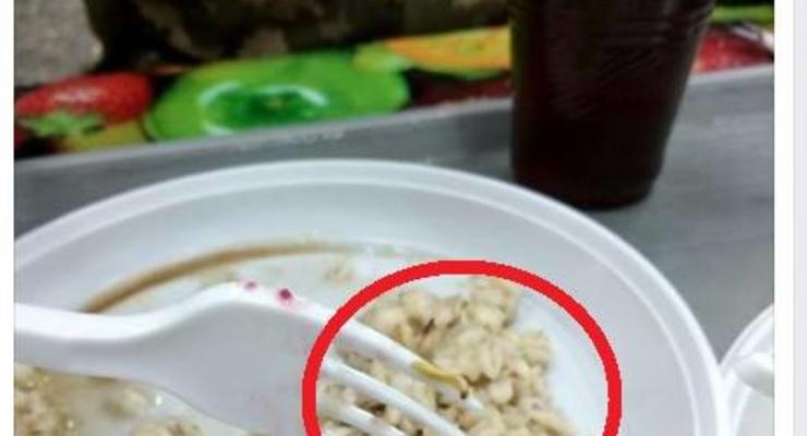 Еда с червями: волонтер показал, чем кормят военных в Десне