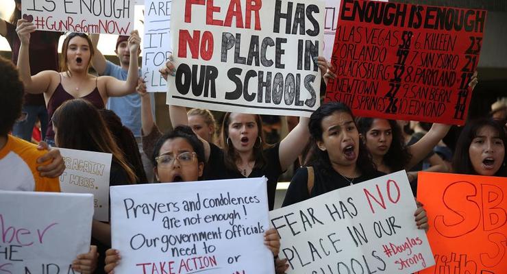 Во Флориде протестовали из-за стрельбы в школе