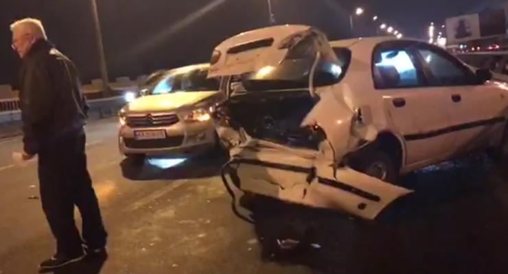 На Южном мосту в Киеве столкнулись шесть автомобилей