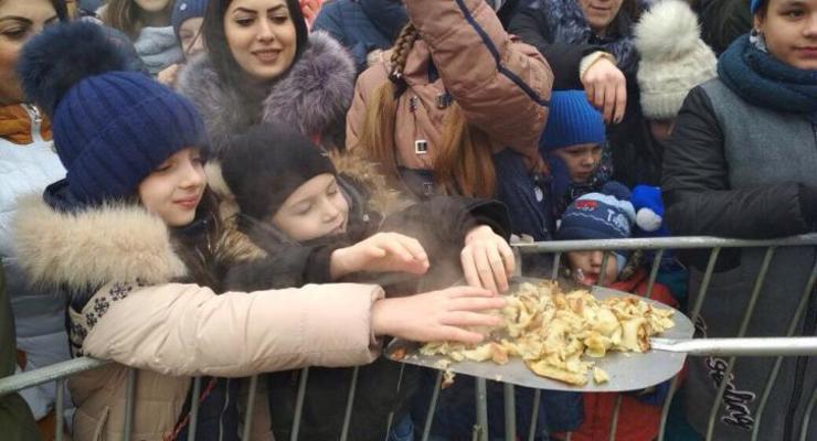 В Ставрополе на Масленицу жителей кормили с лопат