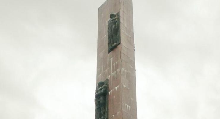 Во Львове демонтируют стелу Мемориала Славы