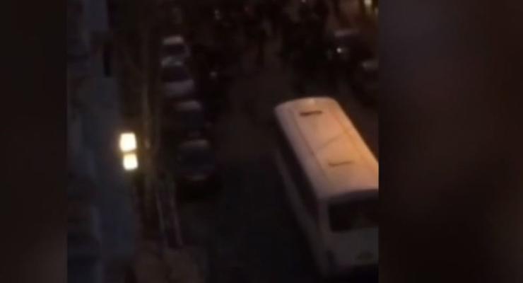 В Иране автобус наехал на отряд полицейских