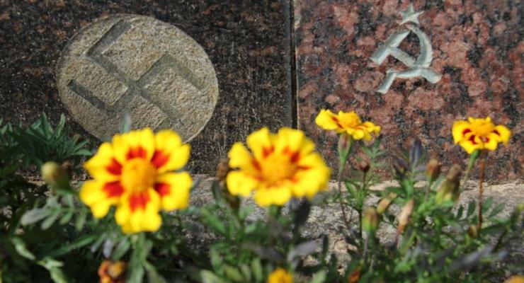 В Литве на памятнике НКВД нарисовали звезды и свастику