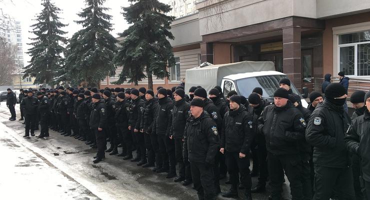 Под Шевченковским судом протестовали спецназовцы