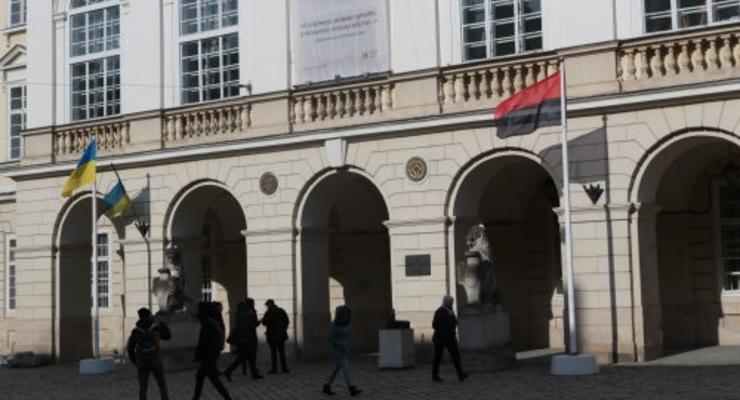 Перед мэрией Львова впервые подняли флаг УПА
