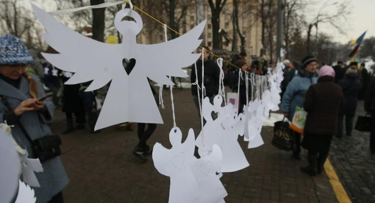 Годовщина Евромайдана: в центре Киева развесили сотни ангелов