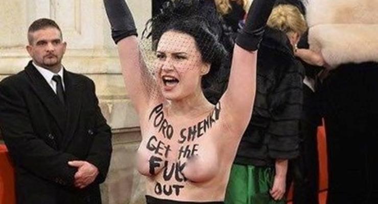 Перед допросом Порошенко в суде раздевали женщин в поисках Femen