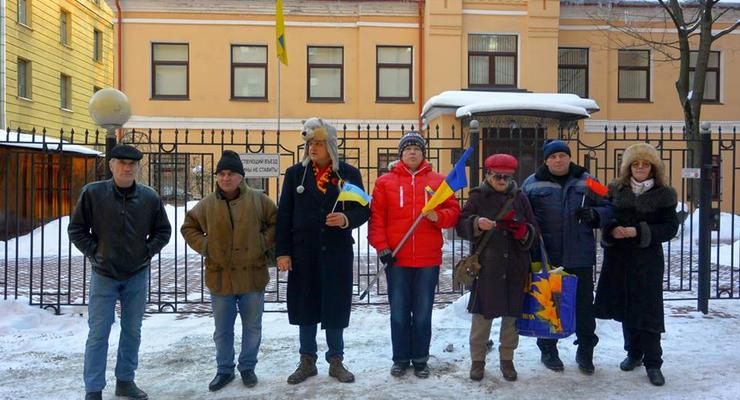 Питерцы с синими и желтыми цветами провели акцию к годовщине Майдана